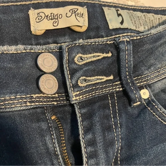 3D silver embellishments on unique jeans - Picture 3 of 9